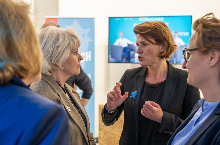 La ministre Isabelle Rome avec Doris Birkhofer CEO de Siemens en France