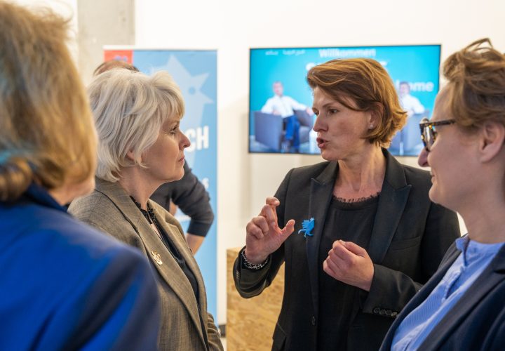 La ministre Isabelle Rome avec Doris Birkhofer CEO de Siemens en France